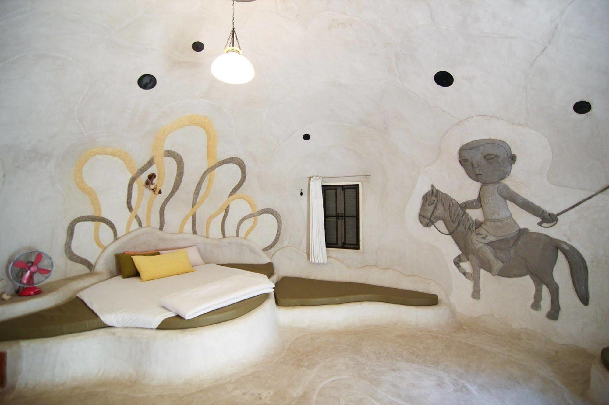Hotel Naidee Sculptured Huts HHQ Exterior foto